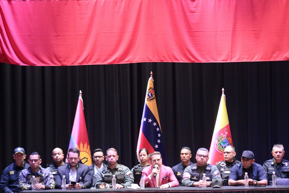 CaraboboGB's tweet photo. A juicio del Gobernador Rafael Lacava, tras anunciar la paulatina recuperación de la normalidad en la entidad carabobeña, el momento que vive el país exige el surgimiento de verdaderos líderes de oposición, democráticos y que crean en el diálogo y la paz. https://t.co/eGw5O8HobB