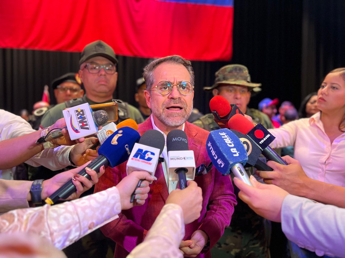A juicio del Gobernador Rafael Lacava, tras anunciar la paulatina recuperación de la normalidad en la entidad carabobeña, el momento que vive el país exige el surgimiento de verdaderos líderes de oposición, democráticos y que crean en el diálogo y la paz.