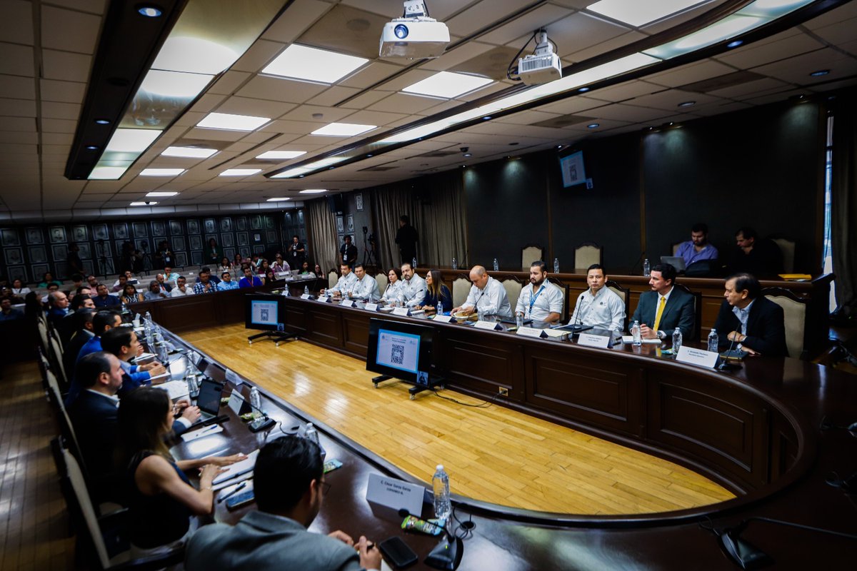 ObrasPublMTY's tweet photo. Así se dio a conocer durante la reunión de transición, donde el Secretario de Infraestructura Sostenible, Guillermo Hernández, dio un resumen sobre el ejercicio de los recursos asignados.

#GobiernodeMonterrey #InfraestructuraSostenible #MonterreyConstruye @MtyGob https://t.co/fKFcf6P93n