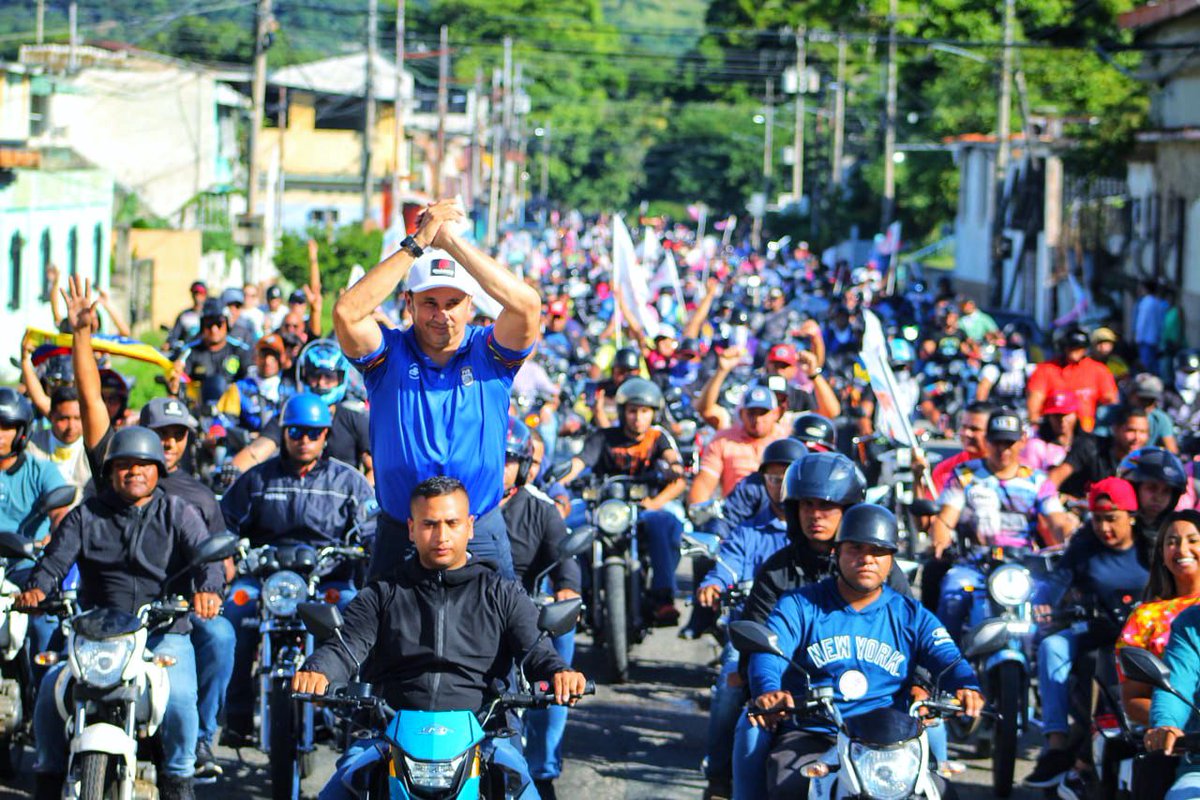 Gob_Guarico's tweet photo. #SEPA🔴Finalmente, el gobierno bolivariano invita a la población a mantener la  paz, la unión familiar y repudiar cualquier incitación al odio, guarimbas y saqueos, para reportar cualquier escenario vandálico de apátridas pueden hacer uso de la aplicación VenApp

#Guárico https://t.co/6NXB8u48xn