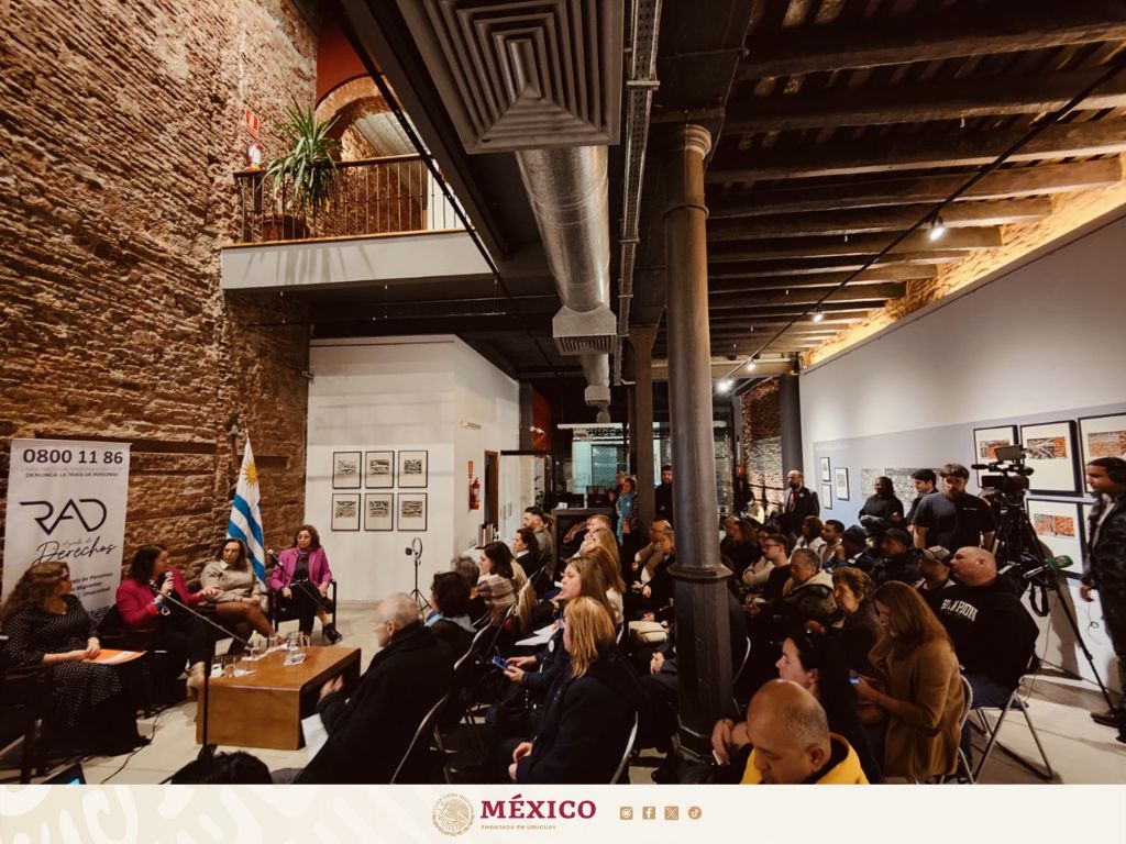 Fuimos anfitriones del Conversatorio "La Trata en Uruguay", en colaboración con <a href="/therightsagenda/">TheRightsAgenda</a>, con la participación de <a href="/MarianaKiefer/">Mariana Kiefer</a>, <a href="/ccbarrientos/">Claudia C Barrientos</a>, <a href="/MnicaBottero/">Mónica Bottero</a> y <a href="/SolariMarie/">Mariela Solari Mrles</a>. El Embajador <a href="/VictorMBarcelo/">Victor M. Barceló</a> habló sobre el Protocolo de Atención Consular para Víctimas de Trata