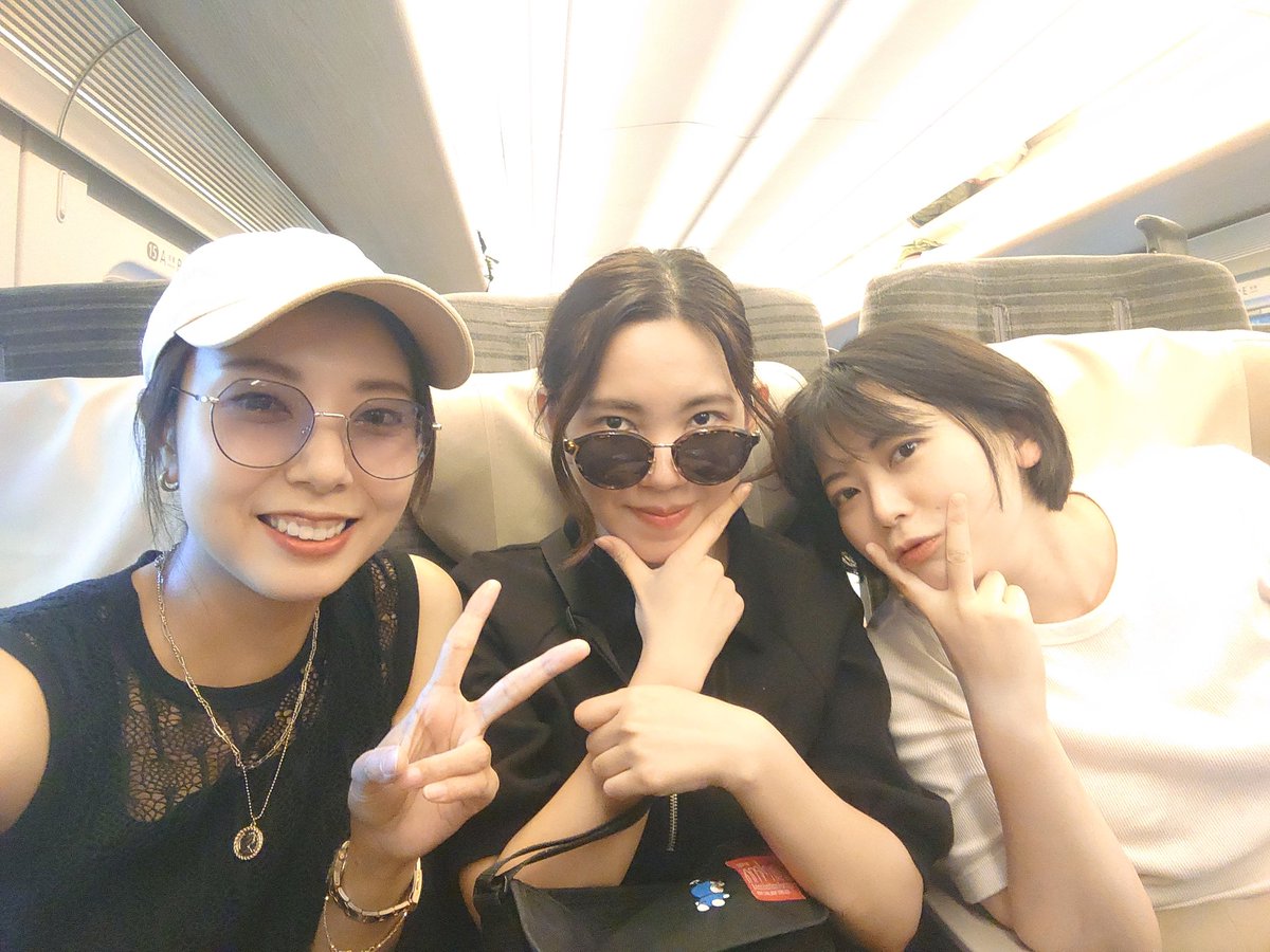 yunai6's tweet photo. 移動中も楽しいにぎやかメンツ🤩
3人して片手におんなじカフェラテでした笑 https://t.co/2tmphcgNLz