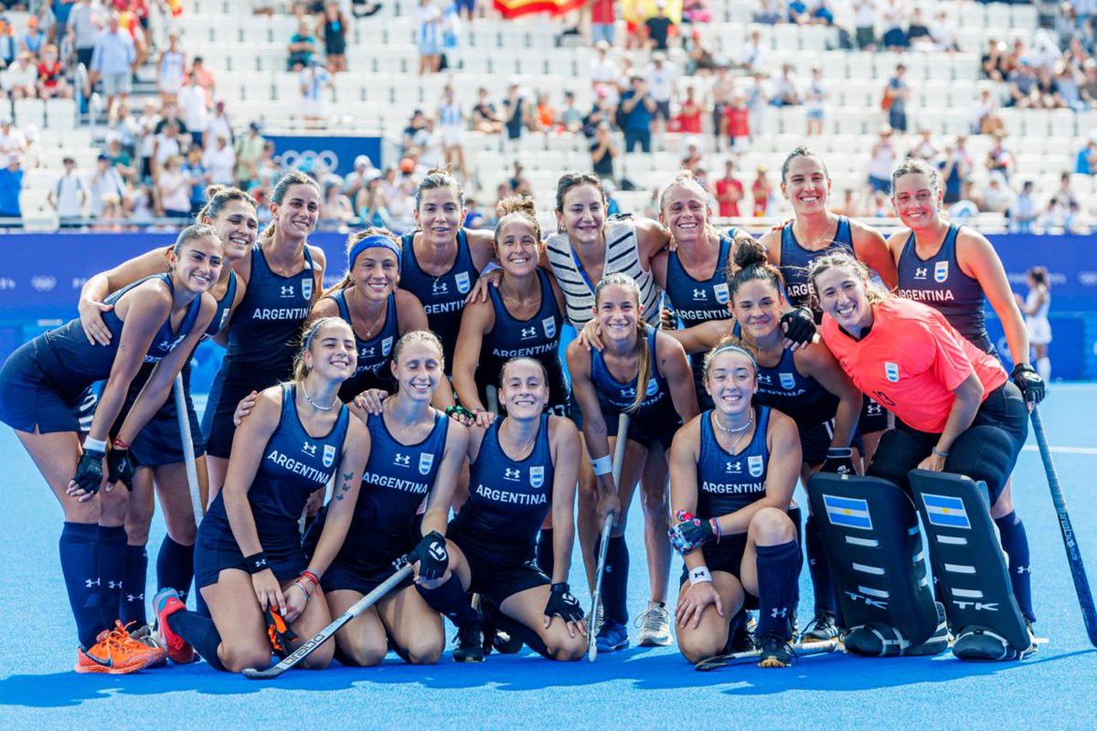 CFLeonas's tweet photo. La Mejor del Mundo con la Mejor Selección 🇦🇷🏑 https://t.co/FQ1IE9pFGb