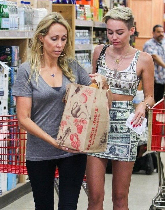 MileyCyrusBz's tweet photo. 22. adult Miley Cyrus goes grocery shopping wearing nothing but money and her credit card declines so she has to call her mom for help https://t.co/FGsIfl7po5