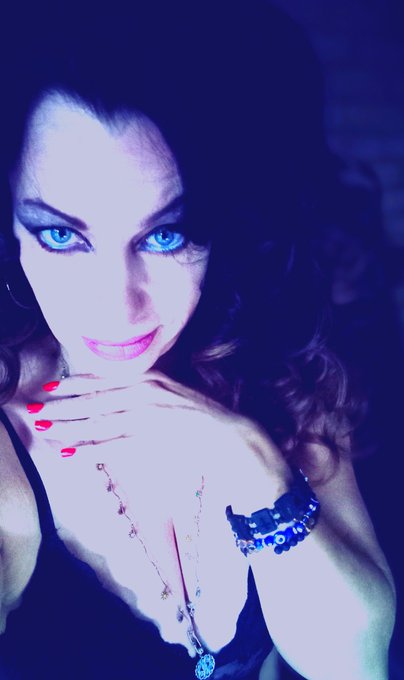 Red &hearts;️🍒 makes me happy https://t.co/7f9smE3tPr<a href="/tag/niteflirts"class="tags"><span>#niteflirts</span></a>