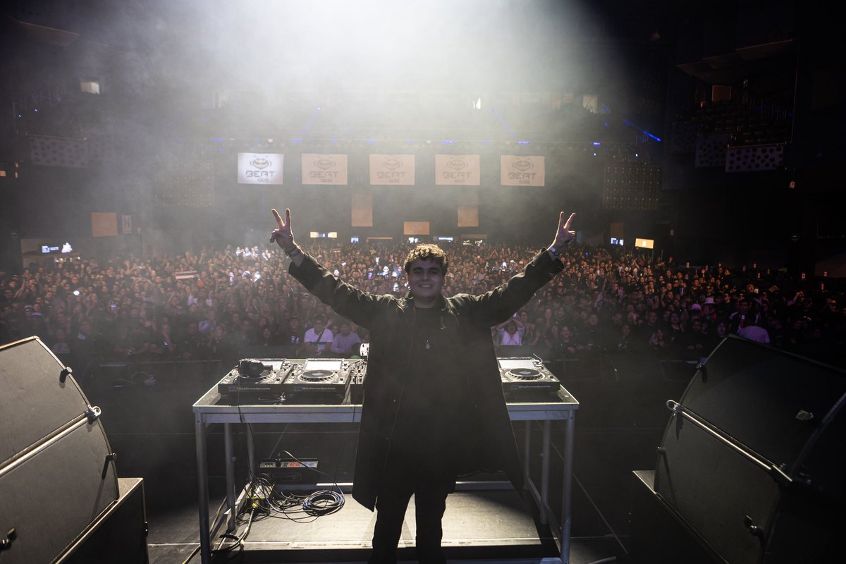 BEATOFICIAL's tweet photo. Nada como haber empezado el warm up con @fixxval 😎🔥 
Sigue los mejores momentos de #DressCodeBlack en https://t.co/Us0hQS5n93 
📸: @el_lente_de_sebas 

TOTAL MUSIC https://t.co/FOV8YziW8x
