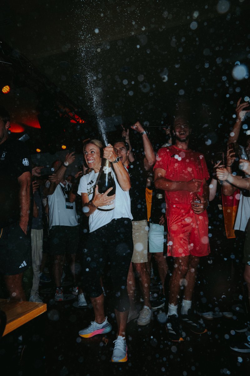 Auf dich und deine herausragende Karriere, liebe <a href="/AngeliqueKerber/">Angelique Kerber</a> 🍾🥂 

#JetztFürImmer #TeamD #Olympics #Paris2024