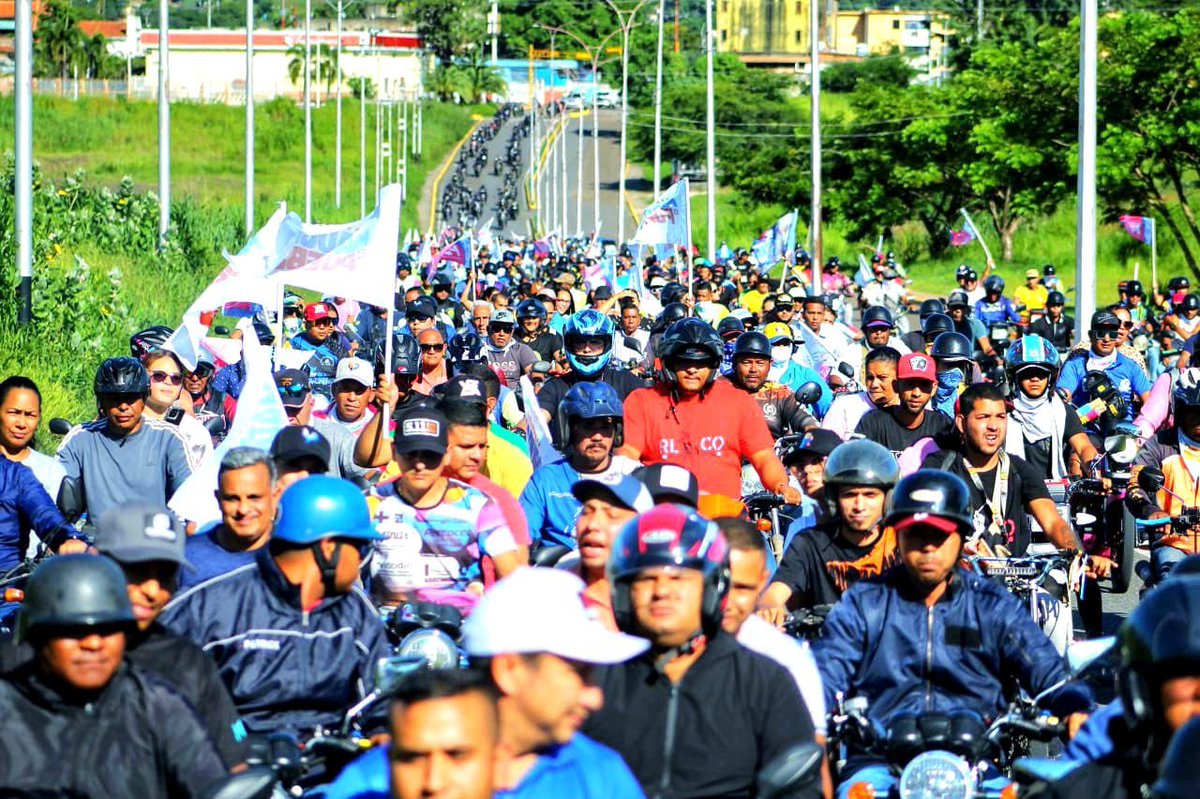 josemvasquez's tweet photo. Fuerza motorizada en victoria por la paz 

Hoy con la fuerza motorizada de San Juan de los Morros celebrando la victoria de la paz y la alegría. El pueblo venezolano se pronunció a favor del Presidente reelecto @NicolasMaduro y juntos estamos en las calles para respaldarlo. https://t.co/sRWpVA1dZT