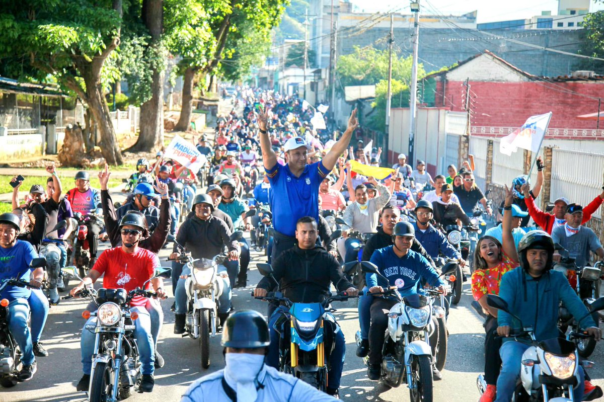 josemvasquez's tweet photo. Fuerza motorizada en victoria por la paz 

Hoy con la fuerza motorizada de San Juan de los Morros celebrando la victoria de la paz y la alegría. El pueblo venezolano se pronunció a favor del Presidente reelecto @NicolasMaduro y juntos estamos en las calles para respaldarlo. https://t.co/sRWpVA1dZT