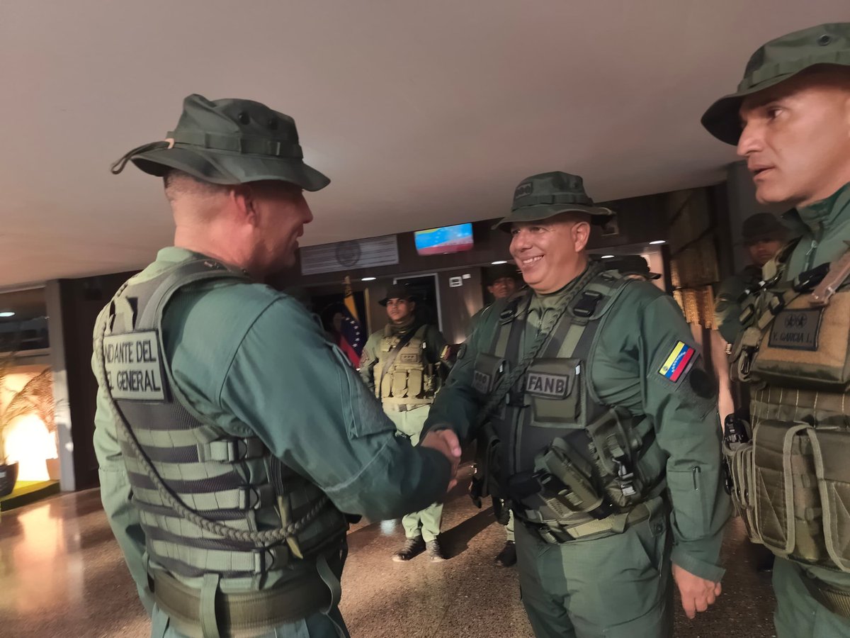 📸 || El MG José Antonio Murga Baptista, CGEJB, se reunió con los profesionales militares del <a href="/EJB_BCGOLEARY/">Batallón O'LEARY</a> y les expresó la confianza del pueblo en la FANB para garantizar la estabilidad de Venezuela y repeler los ataques de grupos extremistas que atentan contra la Patria.