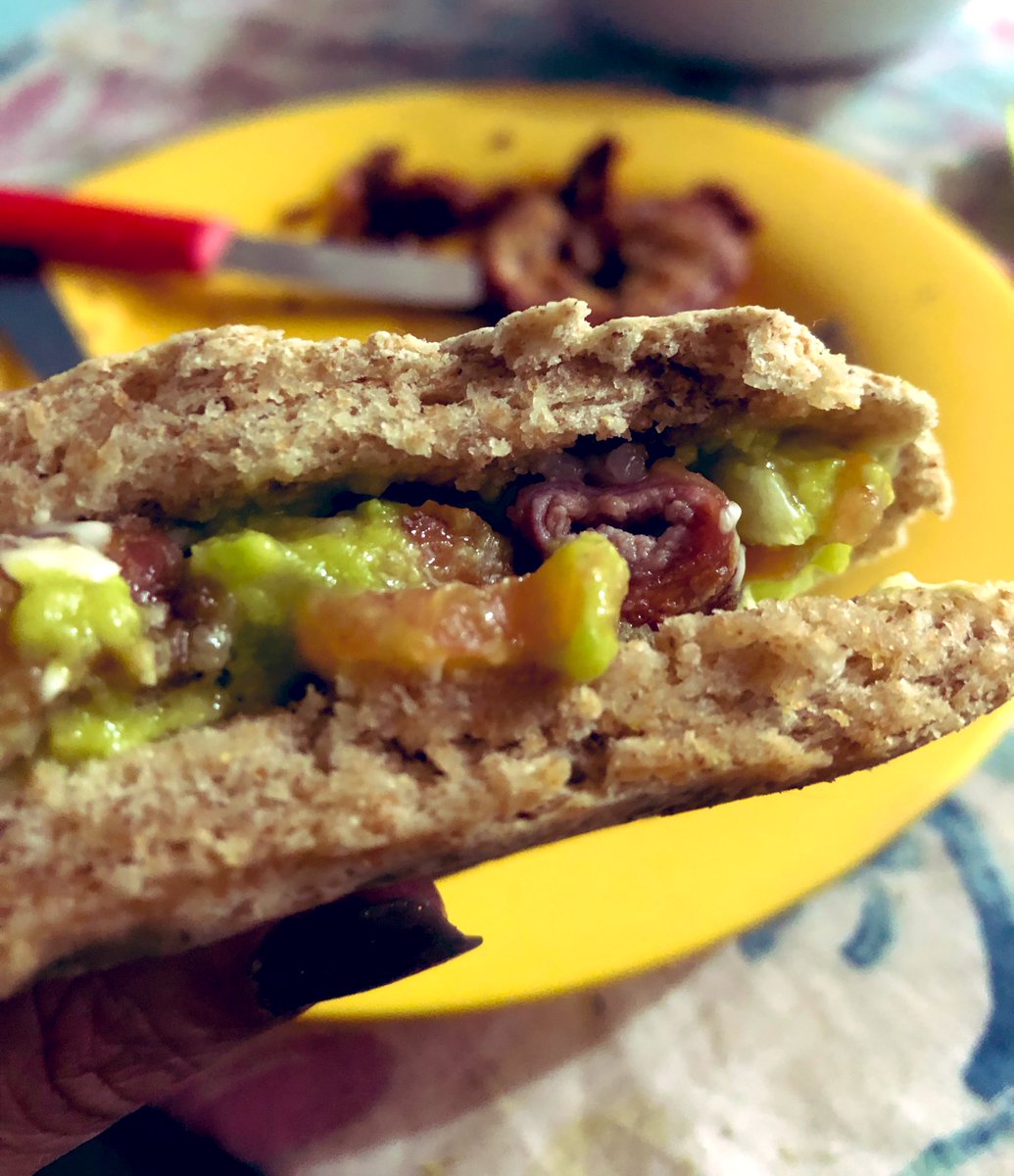 Pan integral casero , paltita, tomatito, Mayoliva y un chinchulin para no olvidarme quien soy.