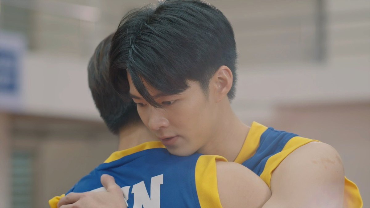 startalkent's tweet photo. บทสรุป Final EP.  !!! เซ็น (ปิง-กฤตนัน) & ริว (มีน-นิชคุณ) แมตช์นี้คือควาทรงจำ ใน The Rebound เกมนี้เพื่อนาย’ พฤหัสบดีนี้ ห้ามพลาด!

#TheRebound1stPoster #TheReboundSeries #เกมนี้เพื่อนาย #ViuOriginal
#มีนปิง #meanping

    เดินทางมาถึงตอนสุดท้ายแล้ว สำหรับซีรีส์แนววัยรุ่นท้าฝัน ‘The Rebound เกมนี้เพื่อนาย’ ผลงานจาก จาก Viu Original (วิว ออริจินัล) กระแสปังแห่งปี ที่การันตีด้วยการติดเทรน X (ทวิตเตอร์) ของประเทศไทยอันดับต้นๆของทุกสัปดาห์ตั้งแต่ตอนแรกที่ออกอากาศ ในสัปดาห์นี้ก่อนที่แฟนๆจะได้ร่วมส่งตัวละครทุกตัวกลับสู่โลกนิยายนั้น ทางผู้จัดฯ ขอเสิร์ฟโมเมนต์โรแมนติกคนคลั่งรักของกับการกล่าวคำสัญญาของ เซ็น (ปิง-กฤตนัน) & ริว (มีน-นิชคุณ) เป็นของขวัญส่งท้ายให้กับแฟนซีรีส์ได้อบอุ่น ละมุนหัวใจ

     บทสรุป Final EP. ‘The Rebound เกมนี้เพื่อนาย’ แมตช์นี้คือควาทรงจำของ เซ็น (ปิง-กฤตนัน) & ริว (มีน-นิชคุณ) ก่อนการแข่งขันเซ็นได้ประกาศให้ริวและทุกคนในทีมได้รับรู้ว่า เซ็นตัดสินใจที่จะย้ายไปเล่นให้ทีมใหม่ที่ภูเก็ตด้วยเหตุผลเพราะได้ทุนเพื่อเรียนต่อและเพื่อจะได้ดูแลคุณย่า ทำให้ริวโกรธเซ็นมากที่ไม่บอกอะไรตัวเองเลย ซึ่งโค้ชต้น (ชิน ชินวุฒิ)ก็ได้แต่เตือนสติริวให้ยอมรับในการตัดสินใจของเซ็น การแข่งขันแมตช์นี้จะเป็นอย่างไร และความสัมพันธ์ของเซ็นกับริวจะจบแบบไหน บอกเลยว่าอีพีนี้ห้ามพลาด โดยเฉพาะอีพีสุดท้ายของ ซีรีส์        “The Rebound Series เกมนี้เพื่อนาย” ในวัน พฤหัสบดี ที่ 1 สิงหาคม นี้ เวลา 20.00 น. ได้ที่ Viu (วิว) ที่เดียวเท่านั้น 

📍 https://t.co/mDzm0BxJN6