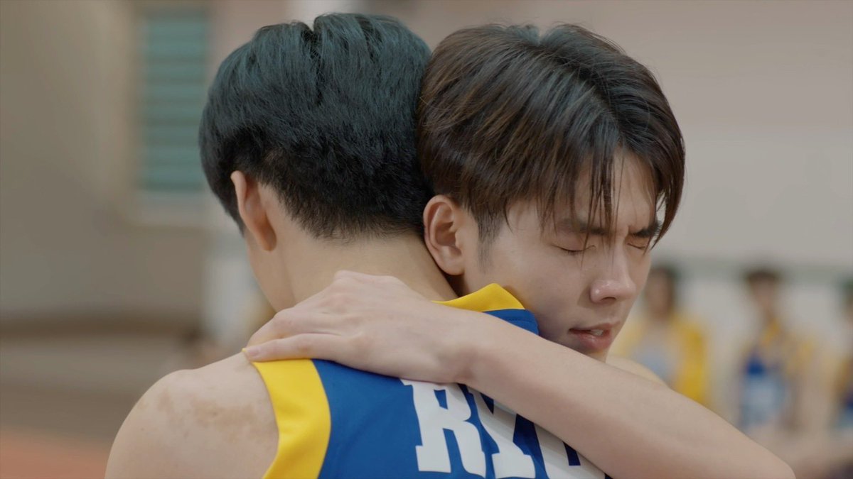startalkent's tweet photo. บทสรุป Final EP.  !!! เซ็น (ปิง-กฤตนัน) & ริว (มีน-นิชคุณ) แมตช์นี้คือควาทรงจำ ใน The Rebound เกมนี้เพื่อนาย’ พฤหัสบดีนี้ ห้ามพลาด!

#TheRebound1stPoster #TheReboundSeries #เกมนี้เพื่อนาย #ViuOriginal
#มีนปิง #meanping

    เดินทางมาถึงตอนสุดท้ายแล้ว สำหรับซีรีส์แนววัยรุ่นท้าฝัน ‘The Rebound เกมนี้เพื่อนาย’ ผลงานจาก จาก Viu Original (วิว ออริจินัล) กระแสปังแห่งปี ที่การันตีด้วยการติดเทรน X (ทวิตเตอร์) ของประเทศไทยอันดับต้นๆของทุกสัปดาห์ตั้งแต่ตอนแรกที่ออกอากาศ ในสัปดาห์นี้ก่อนที่แฟนๆจะได้ร่วมส่งตัวละครทุกตัวกลับสู่โลกนิยายนั้น ทางผู้จัดฯ ขอเสิร์ฟโมเมนต์โรแมนติกคนคลั่งรักของกับการกล่าวคำสัญญาของ เซ็น (ปิง-กฤตนัน) & ริว (มีน-นิชคุณ) เป็นของขวัญส่งท้ายให้กับแฟนซีรีส์ได้อบอุ่น ละมุนหัวใจ

     บทสรุป Final EP. ‘The Rebound เกมนี้เพื่อนาย’ แมตช์นี้คือควาทรงจำของ เซ็น (ปิง-กฤตนัน) & ริว (มีน-นิชคุณ) ก่อนการแข่งขันเซ็นได้ประกาศให้ริวและทุกคนในทีมได้รับรู้ว่า เซ็นตัดสินใจที่จะย้ายไปเล่นให้ทีมใหม่ที่ภูเก็ตด้วยเหตุผลเพราะได้ทุนเพื่อเรียนต่อและเพื่อจะได้ดูแลคุณย่า ทำให้ริวโกรธเซ็นมากที่ไม่บอกอะไรตัวเองเลย ซึ่งโค้ชต้น (ชิน ชินวุฒิ)ก็ได้แต่เตือนสติริวให้ยอมรับในการตัดสินใจของเซ็น การแข่งขันแมตช์นี้จะเป็นอย่างไร และความสัมพันธ์ของเซ็นกับริวจะจบแบบไหน บอกเลยว่าอีพีนี้ห้ามพลาด โดยเฉพาะอีพีสุดท้ายของ ซีรีส์        “The Rebound Series เกมนี้เพื่อนาย” ในวัน พฤหัสบดี ที่ 1 สิงหาคม นี้ เวลา 20.00 น. ได้ที่ Viu (วิว) ที่เดียวเท่านั้น 

📍 https://t.co/mDzm0BxJN6