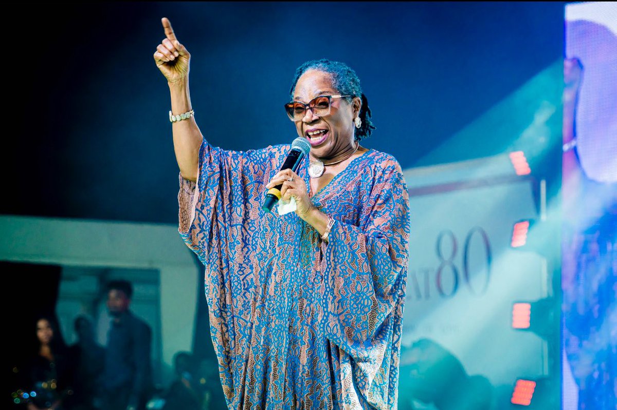 sim4real2000's tweet image. It’s taking me over 24 hrs to post this tribute mama Onyeka Onwenu, you were family to us. Always at our family functions. Rest in peace elegant stallion. Video credit: Mbadiwe 💔😢