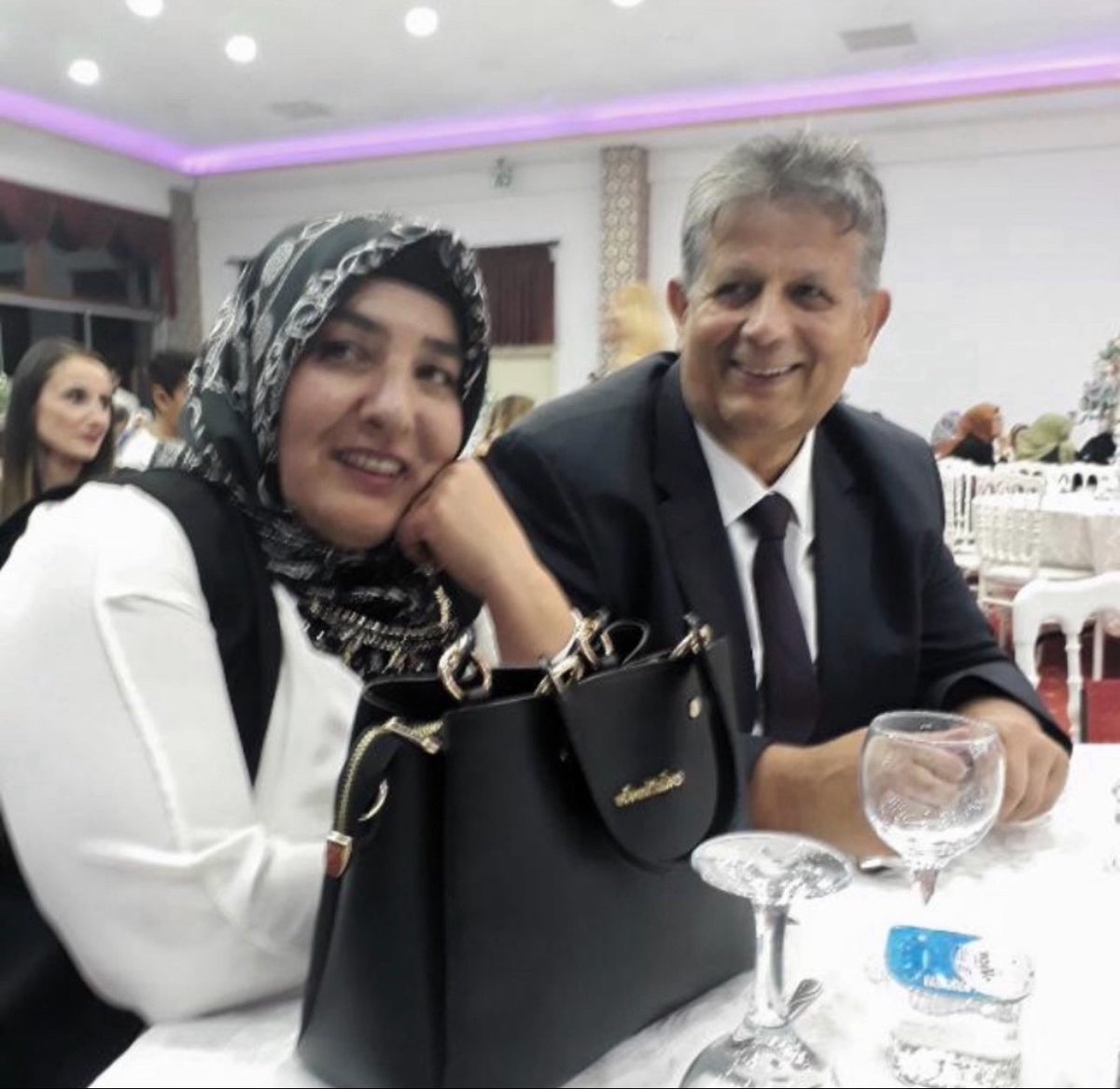 Korudum ben kendimi hep, nedir üç beş yara!
Gül bunlara biz kazandık, bak önümüz bahar
Tüm bunların yanında düzgün insan olmak!
Hep onurlu kalmak!
Anne bunlar olacak
Hep sırtımda duan bir de bize borçlu zaman!