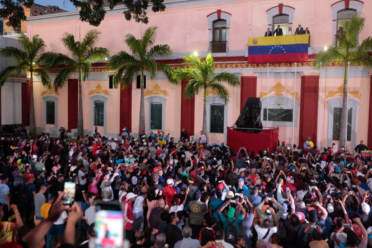Gabriela Jiménez (@gabrielasjr) on Twitter photo Los trabajadores y trabajadoras de Venezuela respaldan la reelección del Presidente <a href="/NicolasMaduro/">Nicolás Maduro</a>
La OligarquĂa de la extrema derecha venezolana solo conoce de odio y reproducen las prácticas que el Gobierno de los Estados Unidos de NorteamĂ©rica les ordena.
Por ello ante la Los trabajadores y trabajadoras de Venezuela respaldan la reelección del Presidente <a href="/NicolasMaduro/">Nicolás Maduro</a>
La OligarquĂa de la extrema derecha venezolana solo conoce de odio y reproducen las prácticas que el Gobierno de los Estados Unidos de NorteamĂ©rica les ordena.
Por ello ante la