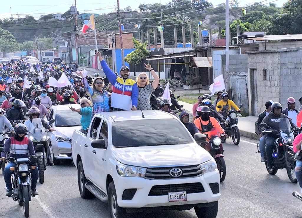 PsuvIribarrenVe's tweet photo. 🔴 #VenezuelaEsPaz | El pueblo heroico del municipio Iribarren, toma las calles de la Parroquia Guerrera Ana Soto, "Caravana de alegría" en defensa de la paz y para derrotar el fascismo; ratificando triunfo de @NicolasMaduro como Presidente de Venezuela 🇻🇪 https://t.co/YGHILaU1bV