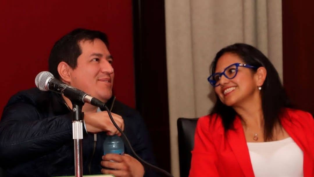 Si te mira, como la Natasha de los chinos mira al Lelo de los verdes ¡es la indicada! No la dejes ir.