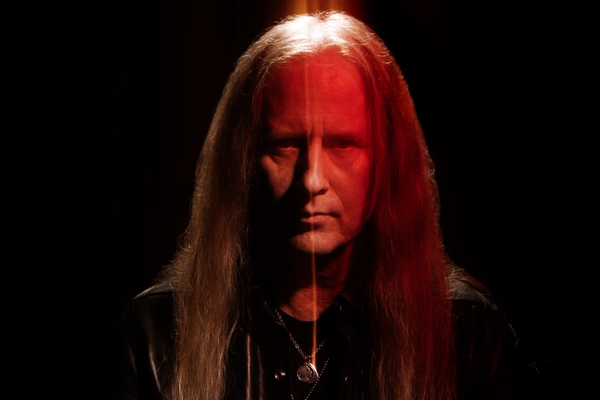 RollingStoneFra's tweet photo. SON DU JOUR : Découvrez Vilified, le nouveau single de Jerry Cantrell : https://t.co/2BSNWSD40i

Rendez-vous le 18 octobre pour la sortie du prochain album solo du guitariste d'Alice In Chains.

#jerrycantrell #aliceinchains #vilified #grunge #altrock https://t.co/9CmCqy0Ujl