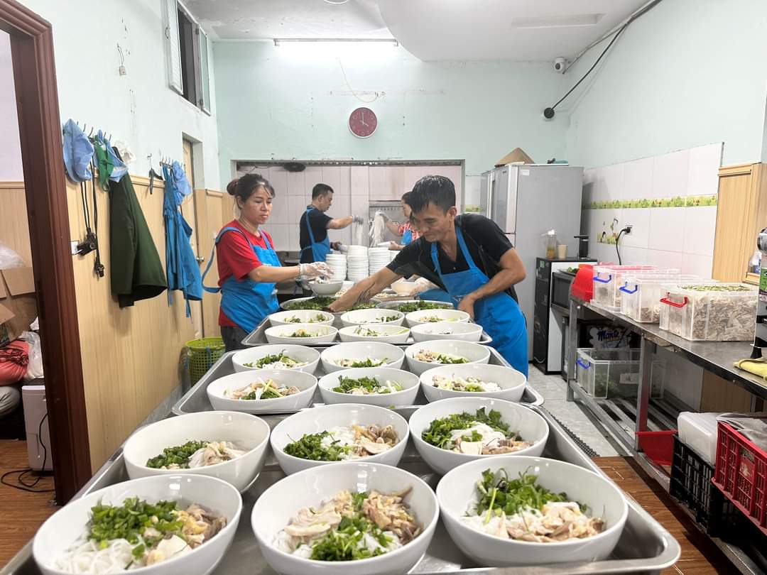 Nucuoi_shibi's tweet photo. Thực đơn Quán Nụ cười Shinbi Thứ 3 ngày 30.7 (600 suất)
- Phở gà
- Tráng miệng: Ổi
- Tặng mang về: Xôi chè
Good morning ❤️🇻🇳💐
#com2k #com2000 #thiennguyen https://t.co/cmxlmfsNXA