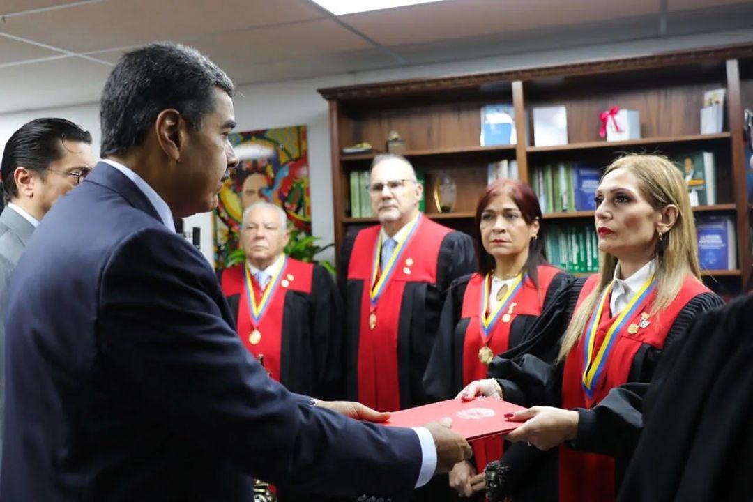 El presidente reelecto Nicolás Maduro Moros introdujo un Recurso Contencioso Electoral con Medida Cautelar Innominada ante la Sala Electoral del Tribunal Supremo de Justicia, este miércoles.