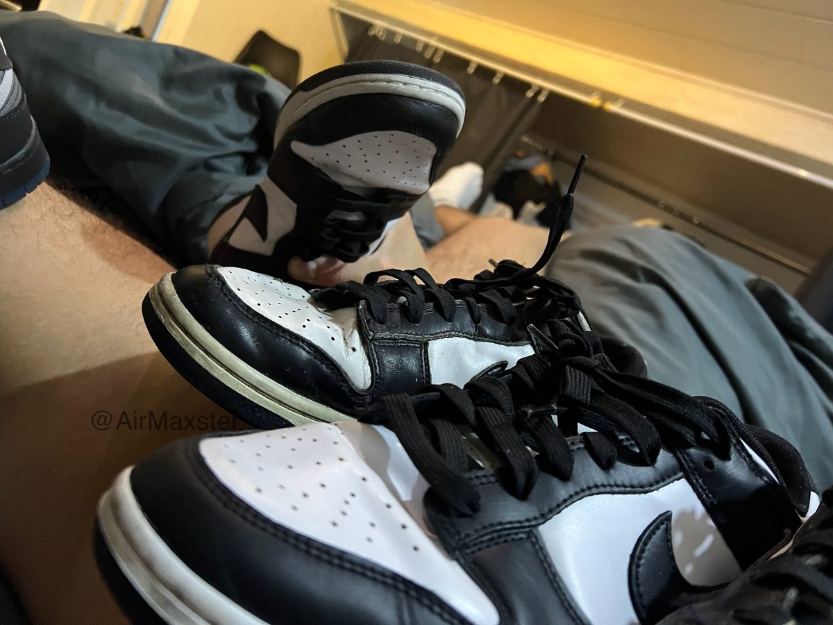 Quand tu sort en soirée avec ton pote et qu’il dors chez toi 😈🥵💦👟

Qui nous prête ses skets pour que on les remplisse 💦😈 @SnxkrMxstr 
#nikecum #nikepanda #gaysneakers