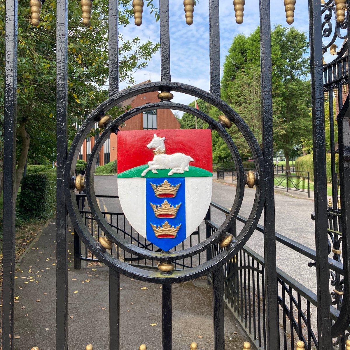 Have you ever wondered what the meaning is behind our school crest? It symbolises striving for knowledge in the location of Hull. 🛡️

As well as outstanding education, we offer a wide range of benefits to our pupils. Discover Hymers at an Open Event: loom.ly/9cYpao0