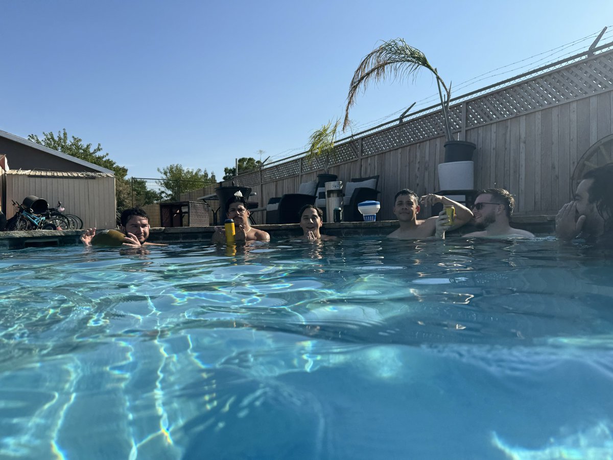 omarvillegas_'s tweet photo. July was great. Ended at 135lbs (need to get leaner), went out a lot more, am all packed up to move to a new place, was completely obsessed w Clairo, got addicted to Diet Coke, did fail at growing out my hair but whatever n spent so much time w my besties. 🌞 https://t.co/TIOCToxrPO