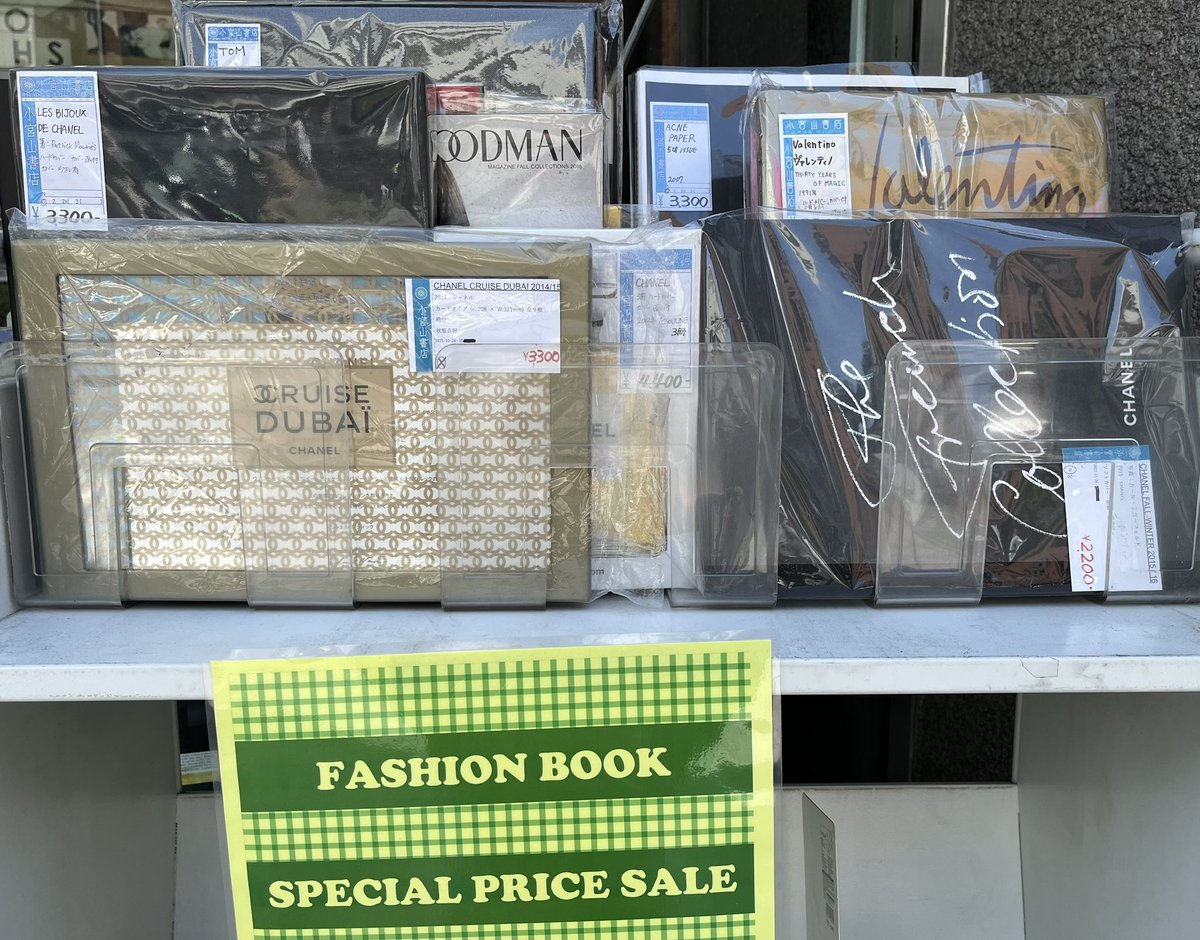komiyama_tokyo's tweet photo. 1fファッションフロアより
ワゴンセール再開⁉️
先ずは特価セールワゴン #YSL #valentino #tomford #chanel #samhaskins 等 さらに #luomovogue が有り、 #theface #vogueitalia も控えてますので乞うご期待を⁉️ https://t.co/YGbZ42jQcx