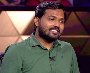 अब खान सर की पटना स्थिति कोचिंग में ताला लटक गया है।

एक दिन पहले SDM पटना खान सर की कोचिंग में जांच करने गए तो उन्होंने पाया कि कोचिंग संबंधित कागज़ात भी पूरे नहीं थे 

उन कागज़ात को पूरा करने के लिए खान सर ने कुछ समय मांगा और अब उनकी कोचिंग पर ताला लटका हुआ है।

खान सर उन