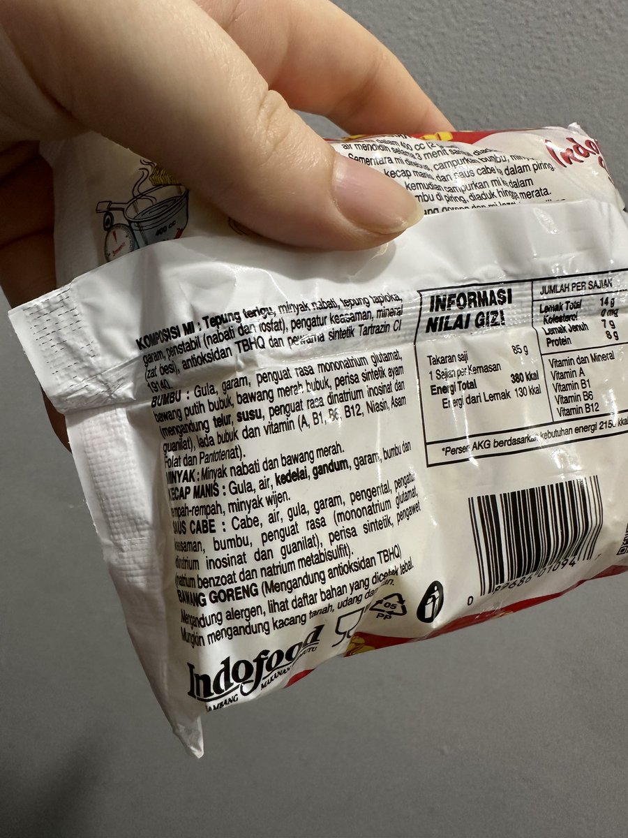 Dari segi rasa, yang langsung terasa pertama saat makan mie gaga adalah asiiin! Ini bikin kaget, karena kandungan garamnya gak sebanyak indomie lho. Rasa yang pertama muncul saat makan indomie adalah gurih, lalu manis. 
Menurut gue, flavor mereka berdua tuh beda banget!