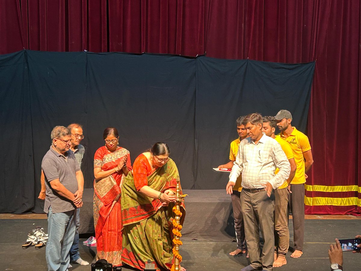ArtCultureBihar's tweet photo. कथासम्राट मुंशी प्रेमचंद की जयंती के अवसर पर कला,  संस्कृति एवं युवा विभाग, बिहार सरकार के द्वारा प्रेमचंद रंगशाला में कार्यक्रम का आयोजन किया गया।
कार्यक्रम में  प्रेमचंद की रचनाओं पर आधारित दो नाटकों कफन और ये कैसी दिल्लगी का मंचन किया गया ।
#मुंशी_प्रेमचंद https://t.co/qsCIan90He