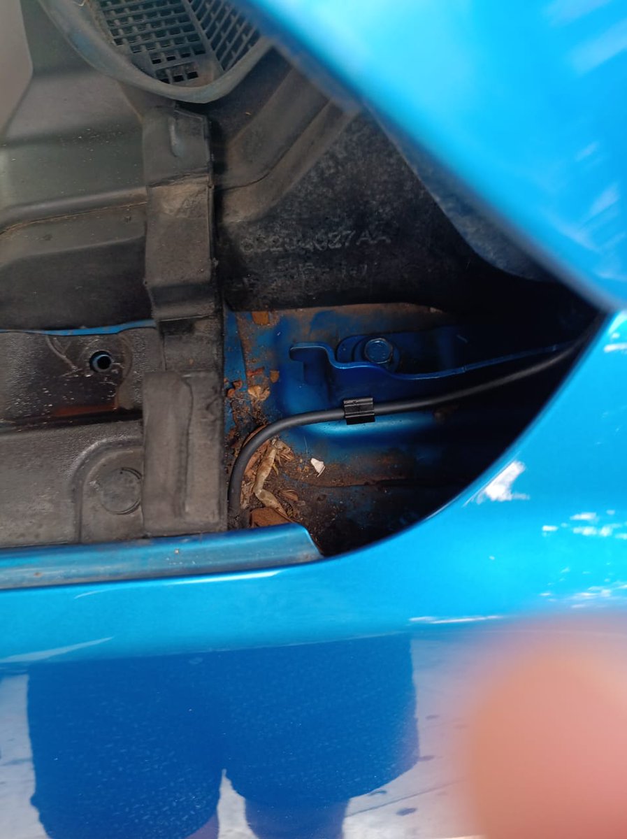 marianjayson's tweet photo. This is the kind of pathetic service @Jeep @JeepIndia offers after charging 1 lac for service. Mahadevpura, Bangalore service centre. After raising this issue they lied that they will clean it. Also after service lot of other issues have come up. @adityajairaj is this quality? https://t.co/ElEBaGxpAh