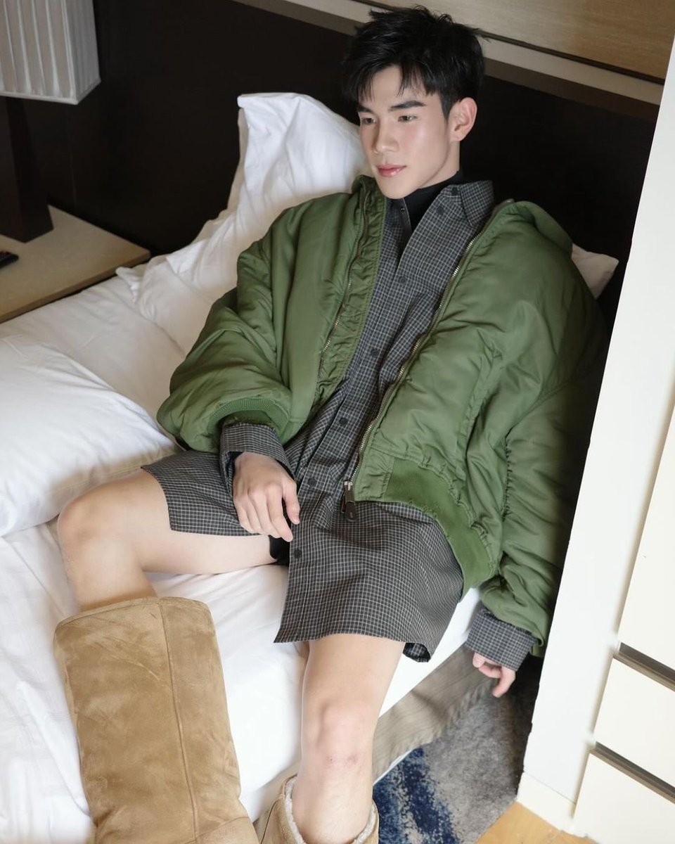 G4PPKris's tweet image. The fashion boy status is officially secured!
#FourthNattawat pose on the bed? Fourth appeared at the opening of #Balenciaga Emquartier with the brand's #PreFall24 collection

IG: mensfoliomy | 2024.08.01

BALENCIAGA BOY FOTFOT
#BalenciagaxFourth
#โฟร์ทณัฐวรรธน์ 
@tawattannn