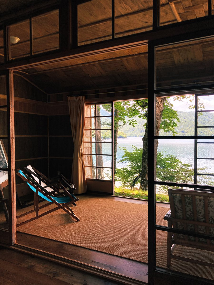 世界でいちばん 美しい夏の住まいを見た。中禅寺湖は欧州各国の大使館の別荘が集まる避暑地だったが、とくに1928年築のイタリア大使館別荘の佇まいたるや、まさにモダンジャパネスクの幻のよう。フランクロイドライトの弟子の作とのことだが、この 家で暮らす夏を思って胸が ...