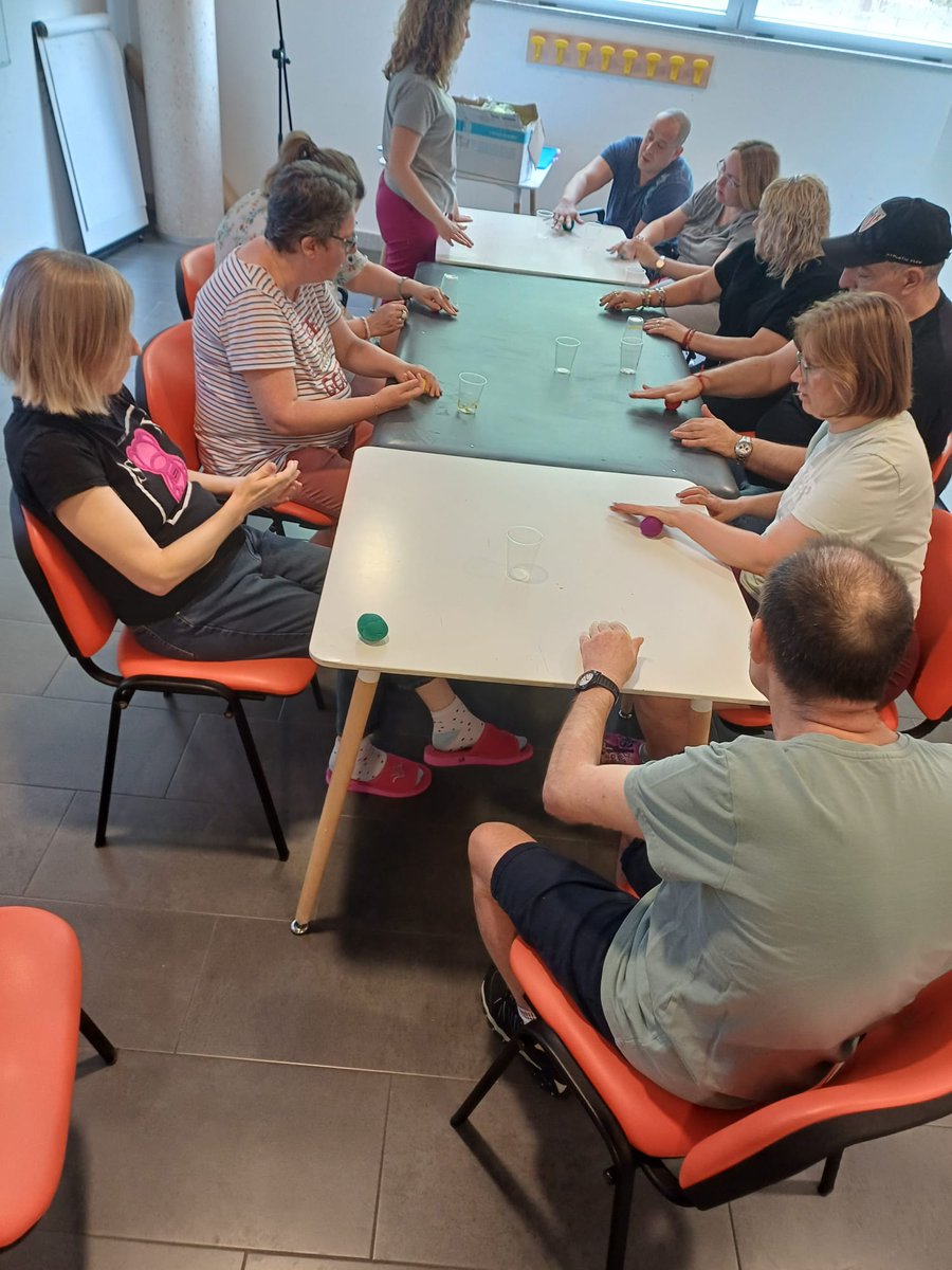 GVAivass's tweet photo. Las personas usuarias del #CEEM Mossèn Cirilo comienzan el taller de #rehabilitación funcional, coordinado por el área de Terapia Ocupacional, haciendo que todas las destrezas que tenían dormidas, comiencen a despertarse. 👏   #IVASS https://t.co/TE2Jfz8Ib2