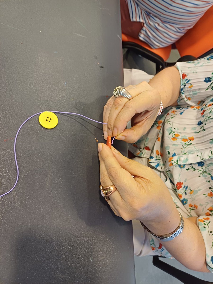 GVAivass's tweet photo. Las personas usuarias del #CEEM Mossèn Cirilo comienzan el taller de #rehabilitación funcional, coordinado por el área de Terapia Ocupacional, haciendo que todas las destrezas que tenían dormidas, comiencen a despertarse. 👏   #IVASS https://t.co/TE2Jfz8Ib2