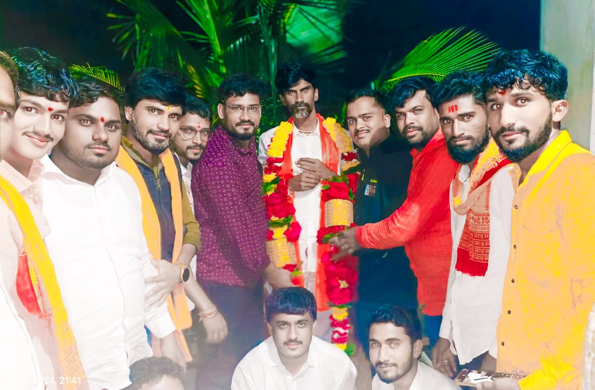 KruahnaPawar's tweet photo. काल रात्री आदरणीय मनोज दादा जरांगे पाटील यांची त्यांच्या निवास्थानी भेट घेऊन त्यांना वाढदिवसाच्या शुभेच्छा दिल्या आणि आशीर्वाद घेतले.
माझ आयुष्य दादांना लाभो आणि दादा शतायुषी व्हावे हीच महादेवाच्या चरणी प्रार्थना करतो...🙏❤️🎂🚩
#मनोज_जरांगे_पाटील 
#मराठा 
#Maratha https://t.co/zdFzZp40VT