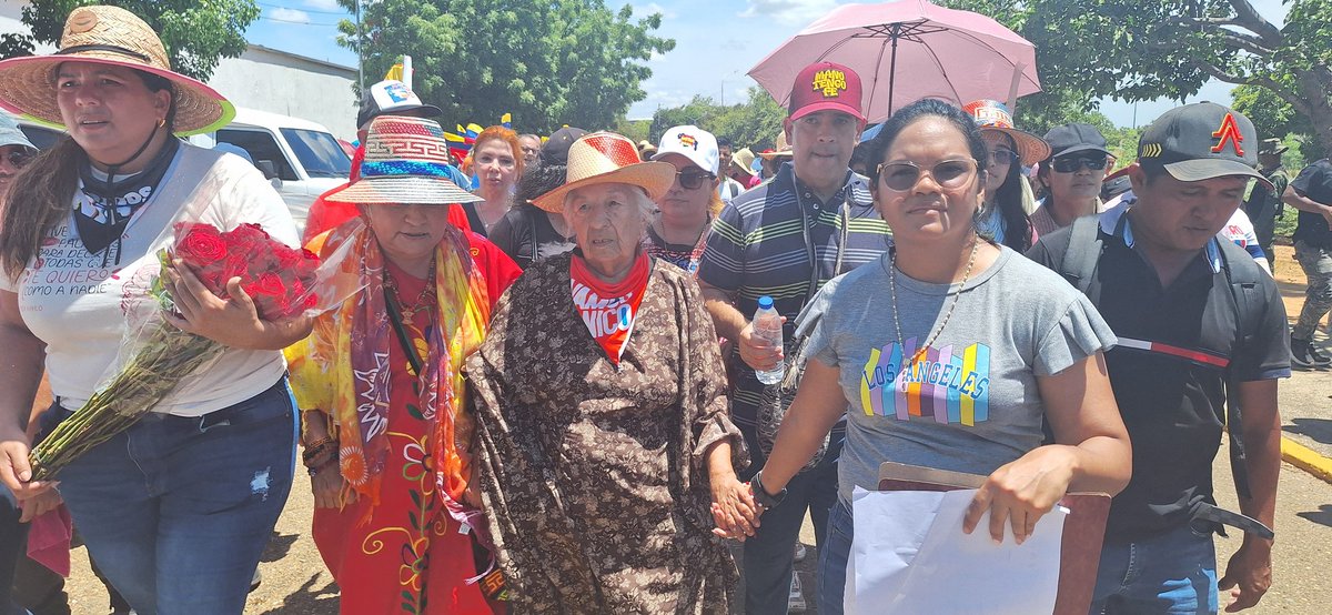 #Maracaibo desbordado de alegría defendiendo a Nicolas! El pueblo rechaza las acciones violentas y fascistas de la oposición.Hoy marchamos porque las Calles son del Pueblo, no de la Violencia, somos Paz y defendemos ntra soberanía. #ElPuebloQuiereJusticia
#LasCallesNoSonLasRedes