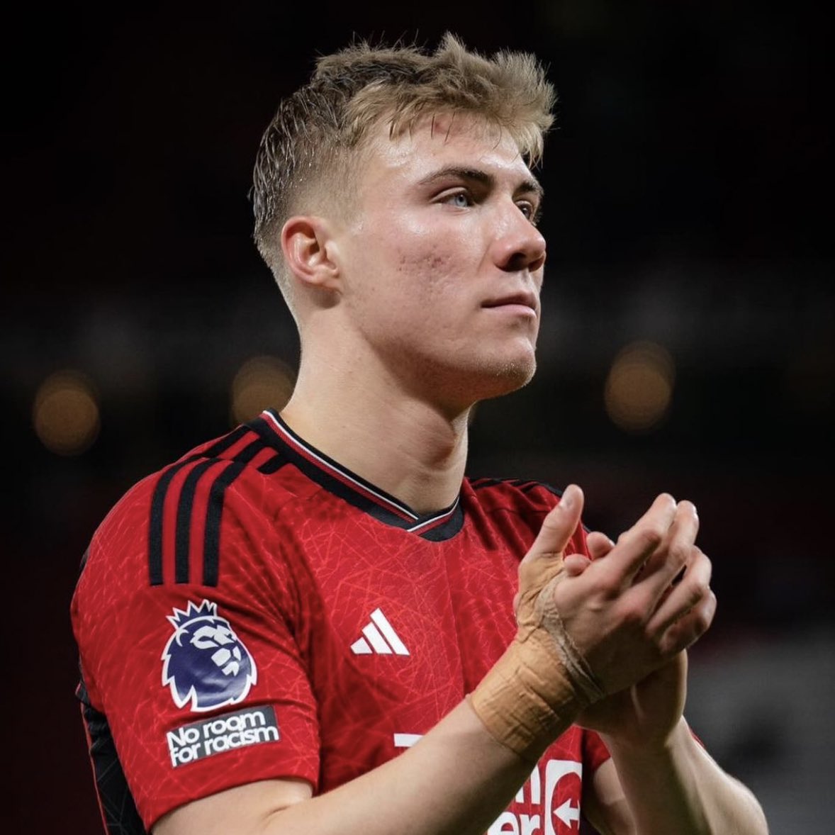 🚨 OFFICIAL: Manchester United confirm Leny Yoro is out for three months with a foot injury.

Rasmus Højlund, out for 6 weeks with a hamstring problem.