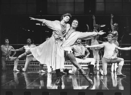 strive2bkind's tweet photo. #TheatreThursday
Raquel Welch took over for Lauren Bacall as Tess Harding in 1981's #Broadway musical "Woman of the Year," based on the 1942 movie starring Spencer Tracy and Katherine Hepburn. https://t.co/tXt9EPObS8