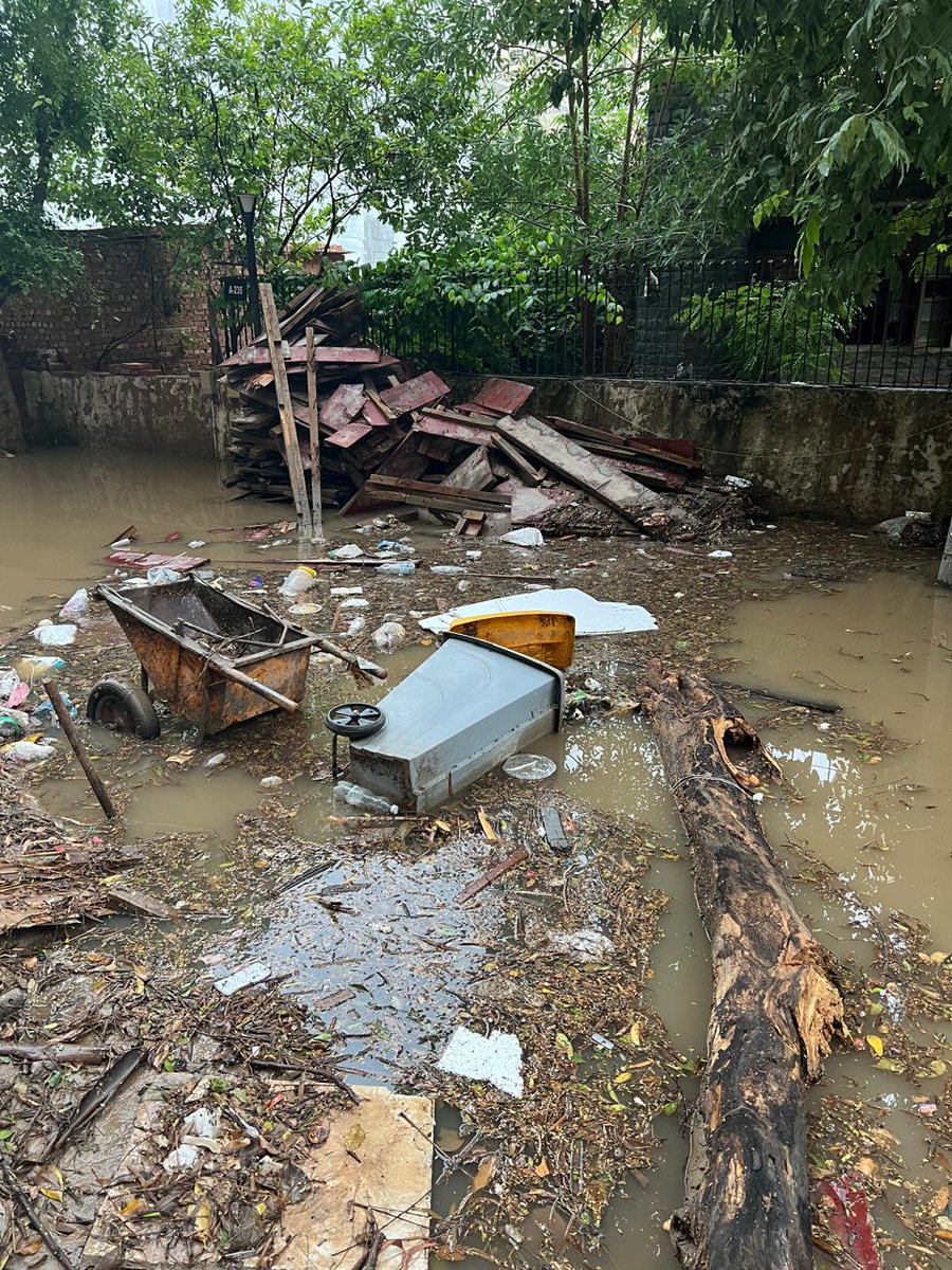 vikramshukla786's tweet photo. @TOIGurgaon @ThePrintIndia @IndiaToday @htTweets @IndianExpress @Reuters @AlJazeera @the_hindu @Outlookindia Look at the state of apathy - A Block, Sushant Lok 1, Gurugram https://t.co/wn2AVrDE0V