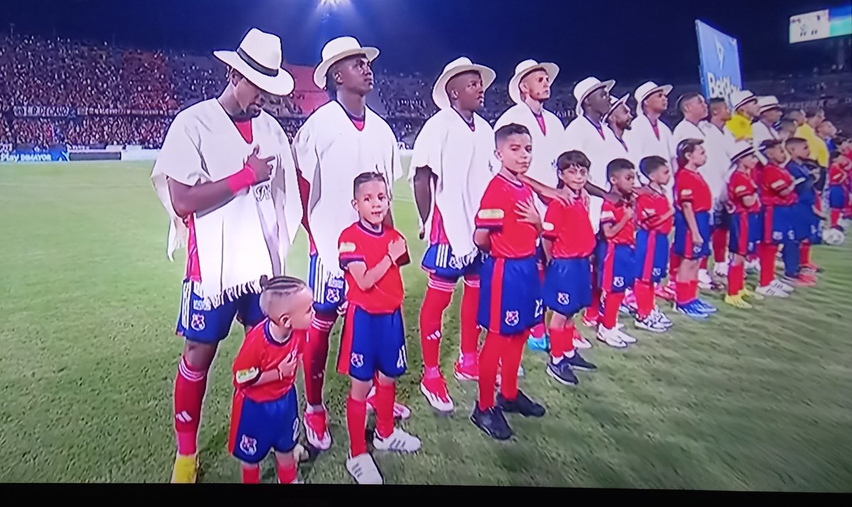 PabloVelex's tweet photo. Rojo y antioqueño!!! https://t.co/MS3Thu8Qkd