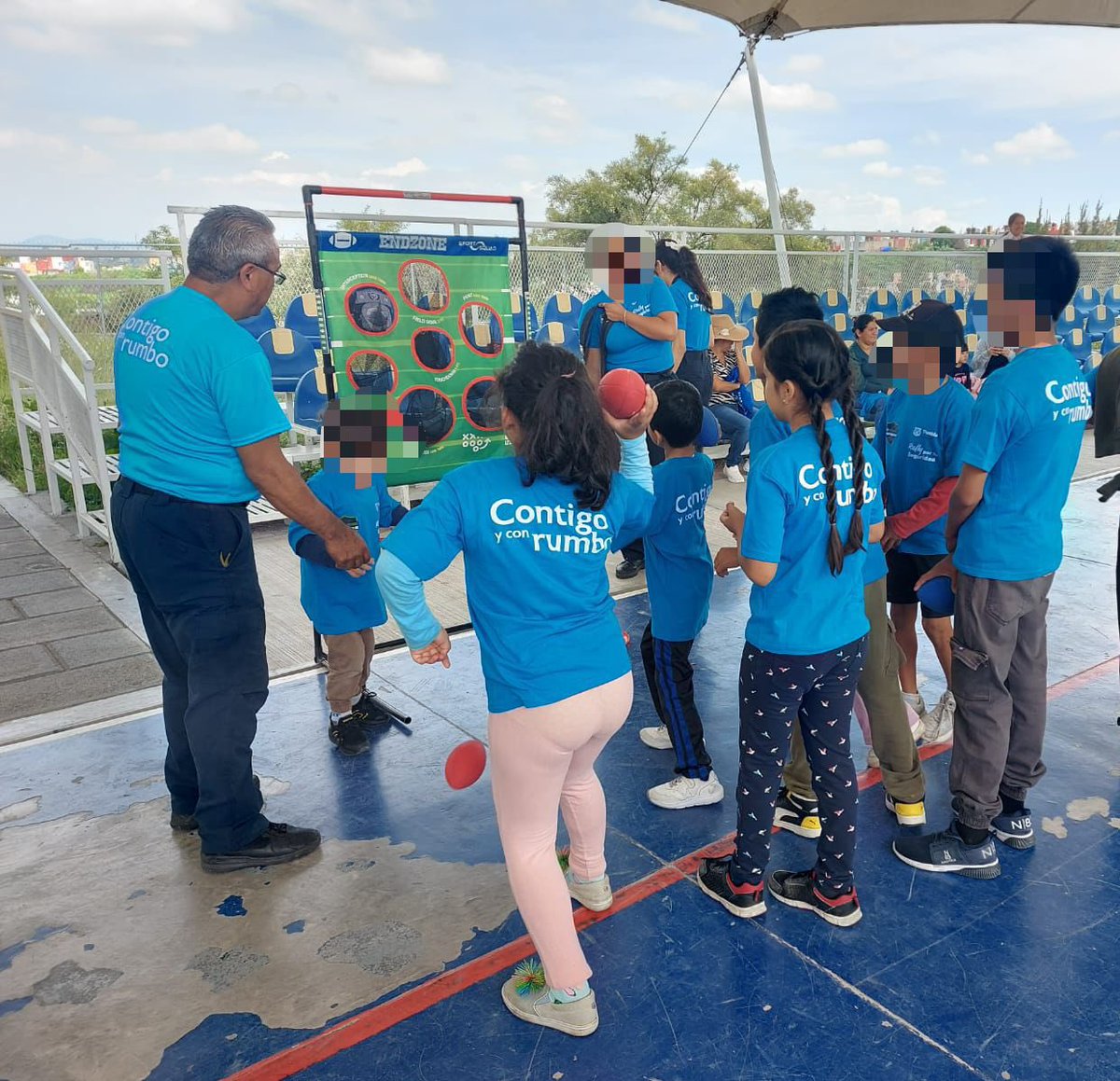 SSC_Pue's tweet photo. #Entérate 👦🏻☝🏼 | Llevamos el “Rally Por Tu Seguridad” a un curso de verano en el #CIPPC de la colonia La Guadalupana.
⛹🏽♀️ Realizamos diversas actividades lúdicas para fomentar los entornos libres de violencia y el trabajo en equipo. 🎯
Juntos nos divertimos y aprendemos. 👮🏽 https://t.co/UlhMyKSDUJ