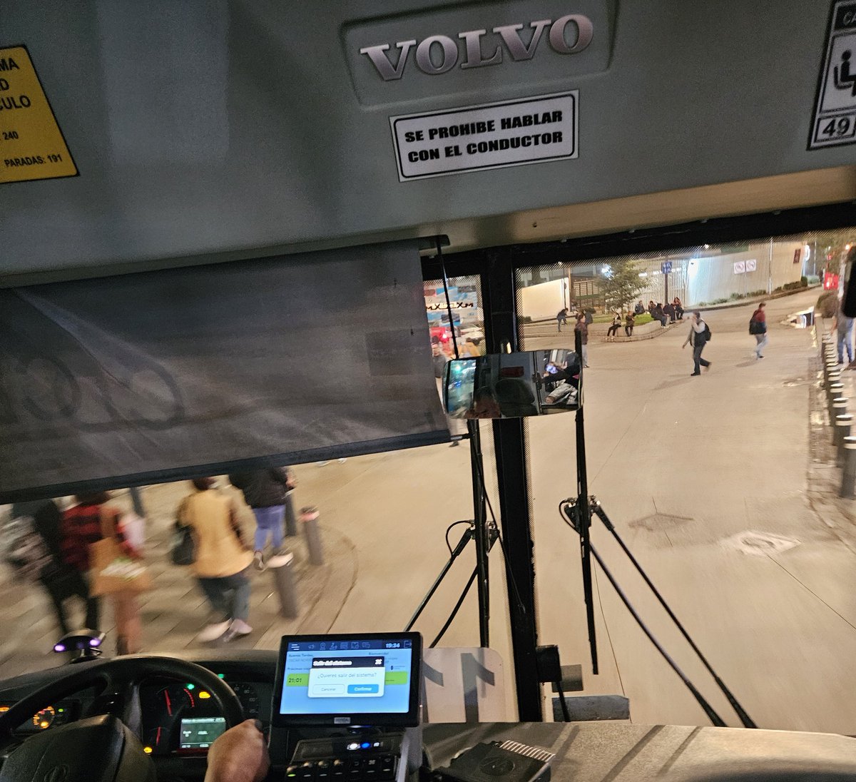 brenditha_hH's tweet photo. Hola @MetrobusCDMX , por favor capaciten al conductor de la unidad 1111 de la L1, en este momento dirección La Joya, conduce como animal y tan solo para llegar a Buenavista les echa encima la unidad a los carriles centrales. https://t.co/tDPS7wap8u