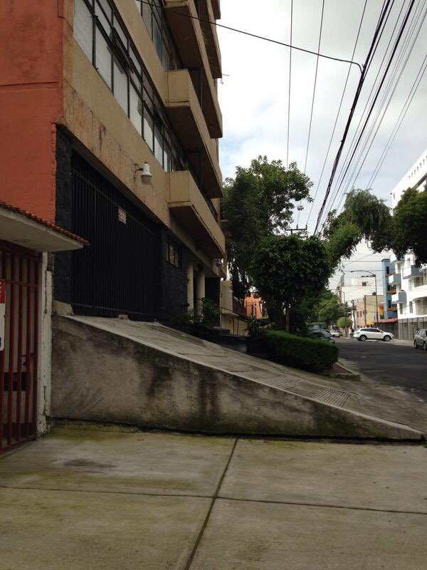 AmadoCrotte's tweet photo. @kdartigues @YoTambien @LibreAccesoAC Entra esta rampa al ANTIConcurso? Es rampa para su majestad el vehículo particular, que obliga a peatones con carriolas, sillas de ruedas, etc, a bajar a la calle para evitarla. Está en @BJAlcaldia col Narvarte https://t.co/ScJWarAfdh