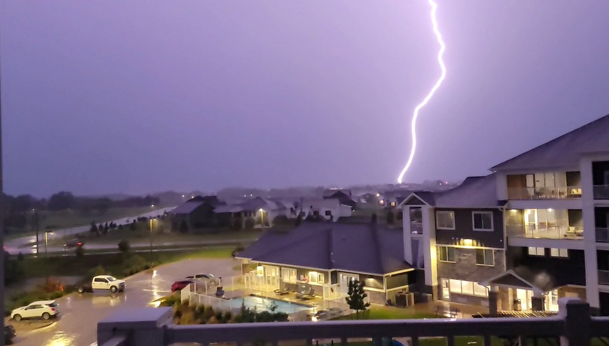 CLeeLoew's tweet photo. @kcci #Lightning @LTerrellKCCI #WestDesMoines 7/31 Wednesday Evening https://t.co/fe2aAFhMEv