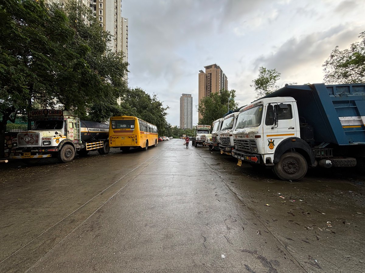 AtulPatilNiam's tweet photo. @ThaneCityPolice  @TMCaTweetAway 

Have been twitting about this since last 3 years… look at the way the access road is blocked by the parked vehicles. 4 lane road has become 1 lane. 
Location: Highland Haven access road, Balkum 
Pls note- the school bus is also a parked one. https://t.co/DO11bjJ8CZ