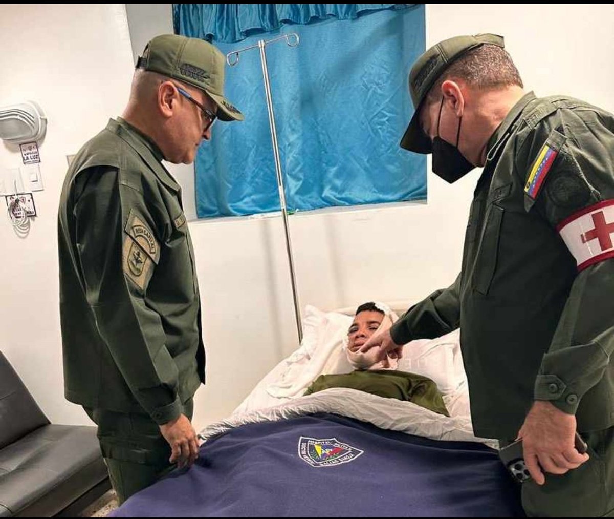 DigesaludFANB's tweet photo. MG Danny Ferrer Sandrea Viceministro de @ServiciosMPPDVe "Hoy visitamos a nuestros héroes de la Guardia Nacional Bolivariana heridos vilmente por los delincuentes violentos que intentan plagar de caos a nuestra Patria, el subsistema de salud militar dando oportunas repuestas". https://t.co/jmkH5aoe68
