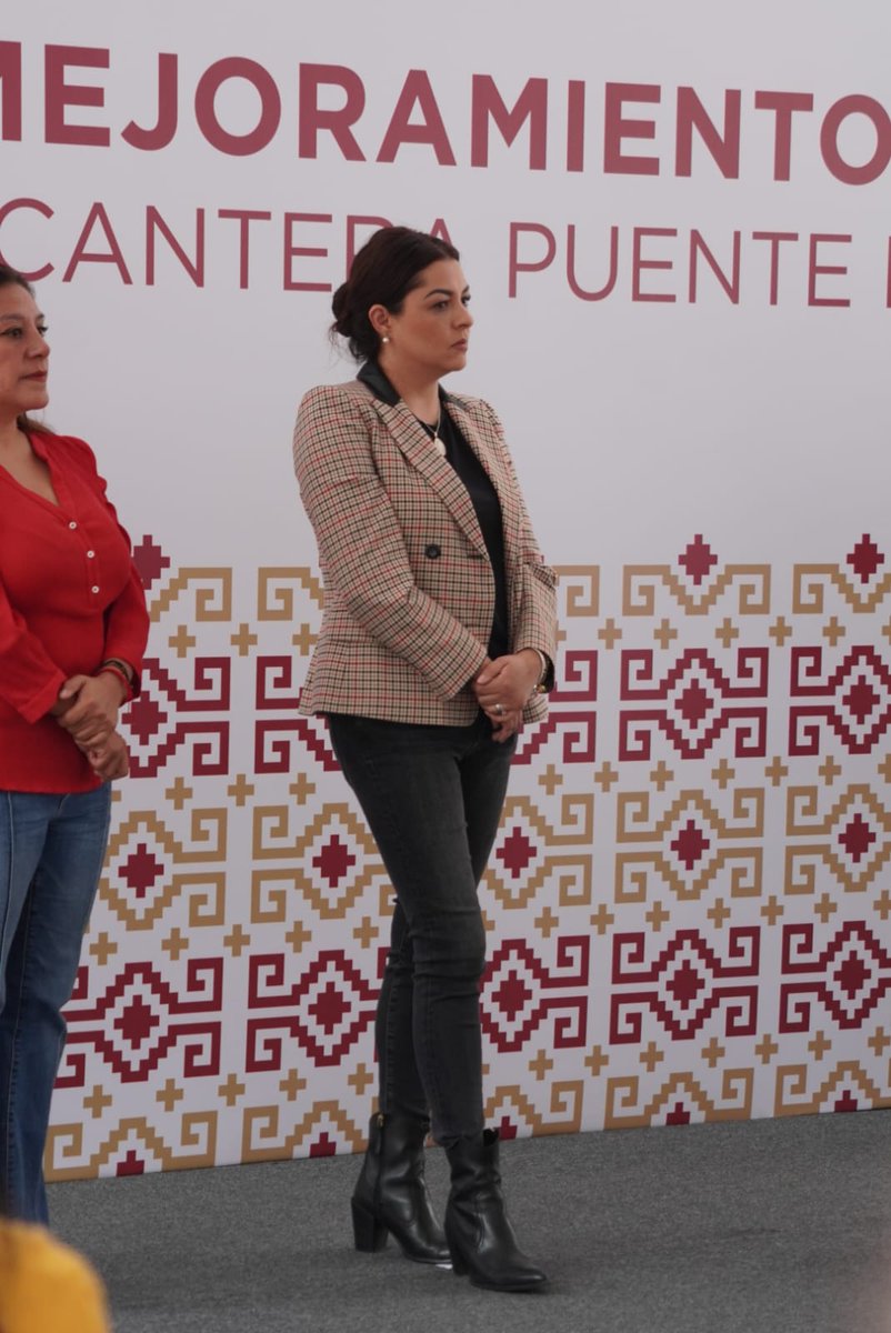 DanielaCordAre's tweet photo. Acompañé a nuestro jefe de gobierno @martibatres a 2 de los 15 proyectos de mejoramiento barrial que se aprobaron en alcaldía Tlalpan. Me gusta recorrer la CDMX con él,sorprenderme con la organización que tienen en los pueblos y las colonias,no cabe duda ¡Somos una hermosa CDMX! https://t.co/NiVLbyMYqs